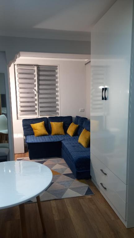 een woonkamer met een blauwe bank en gele kussens bij Mer Toon in Dilidzjan