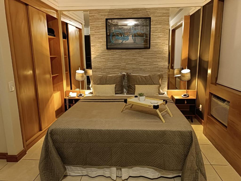 - une chambre avec un grand lit et une table dans l'établissement Executive Flat Bela Cintra 704, à São Paulo