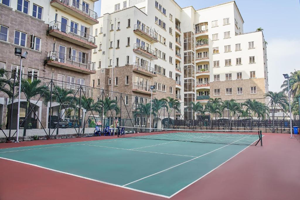 einen Tennisplatz vor einem Gebäude in der Unterkunft Impeccable 3-Bed luxury Apartment in ikoyi Lagos in Lagos