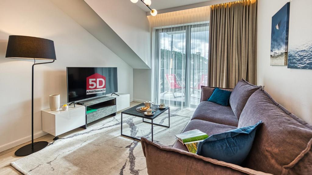 salon z kanapą i telewizorem w obiekcie Rezydencja Niechorze 328 - 5D Apartamenty w mieście Niechorze