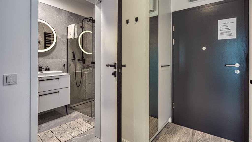łazienka z prysznicem i umywalką w obiekcie Rezydencja Niechorze 328 - 5D Apartamenty w mieście Niechorze