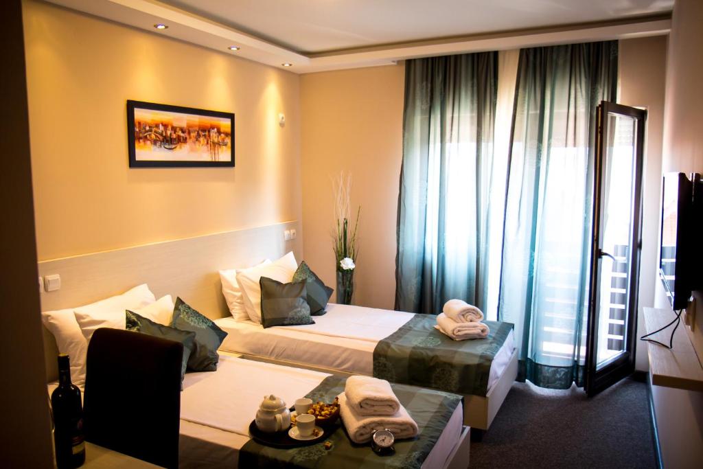 En eller flere senge i et værelse på Hotel Danica