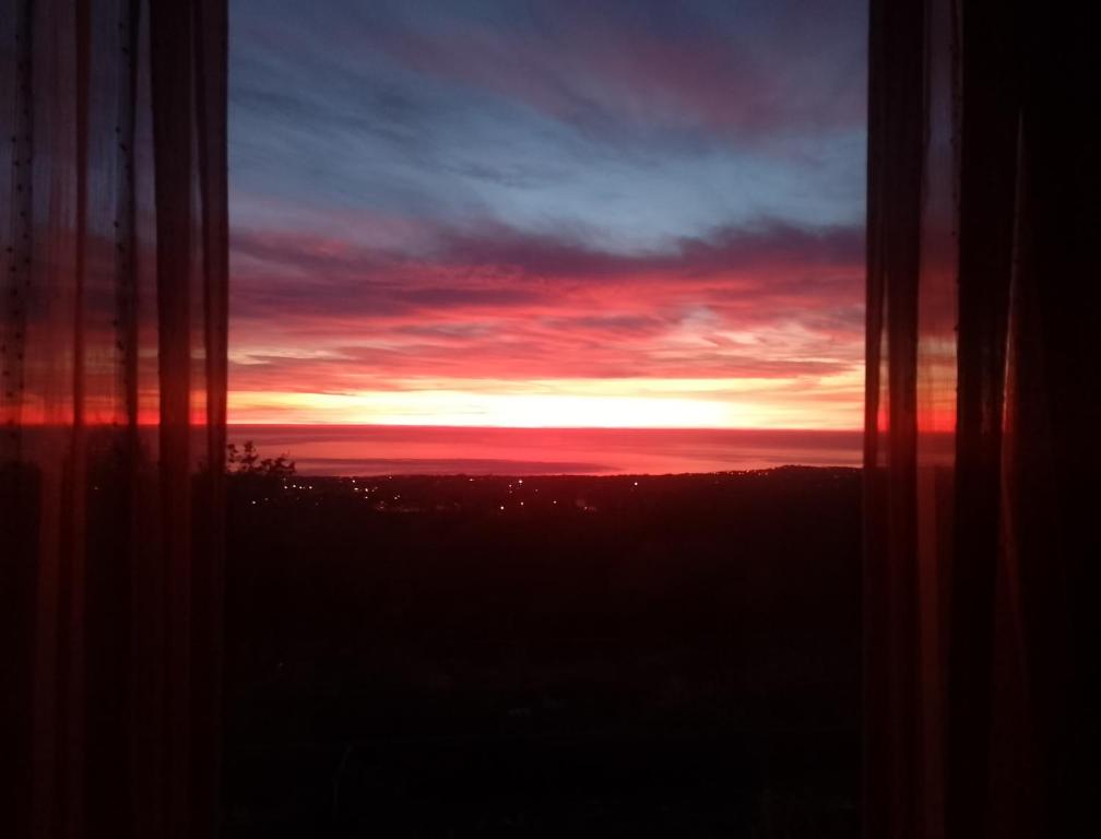 Východ nebo západ slunce při pohledu z bed and breakfast nebo okolí