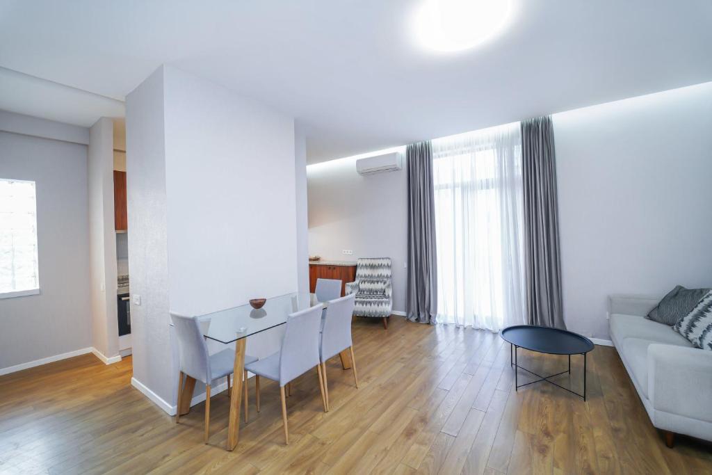 امکانات Luxury apartment with balcony on avenue Melikishvili, city center - تصویر ۴
