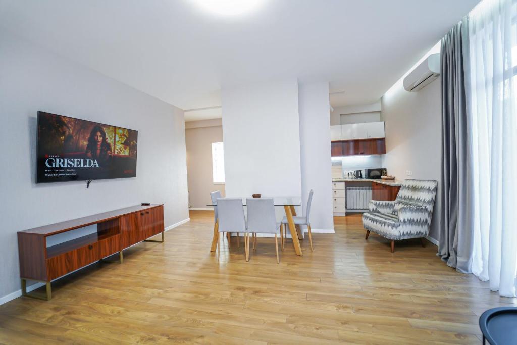 تصویر اتاق‌های Luxury apartment with balcony on avenue Melikishvili, city center - تصویر ۲