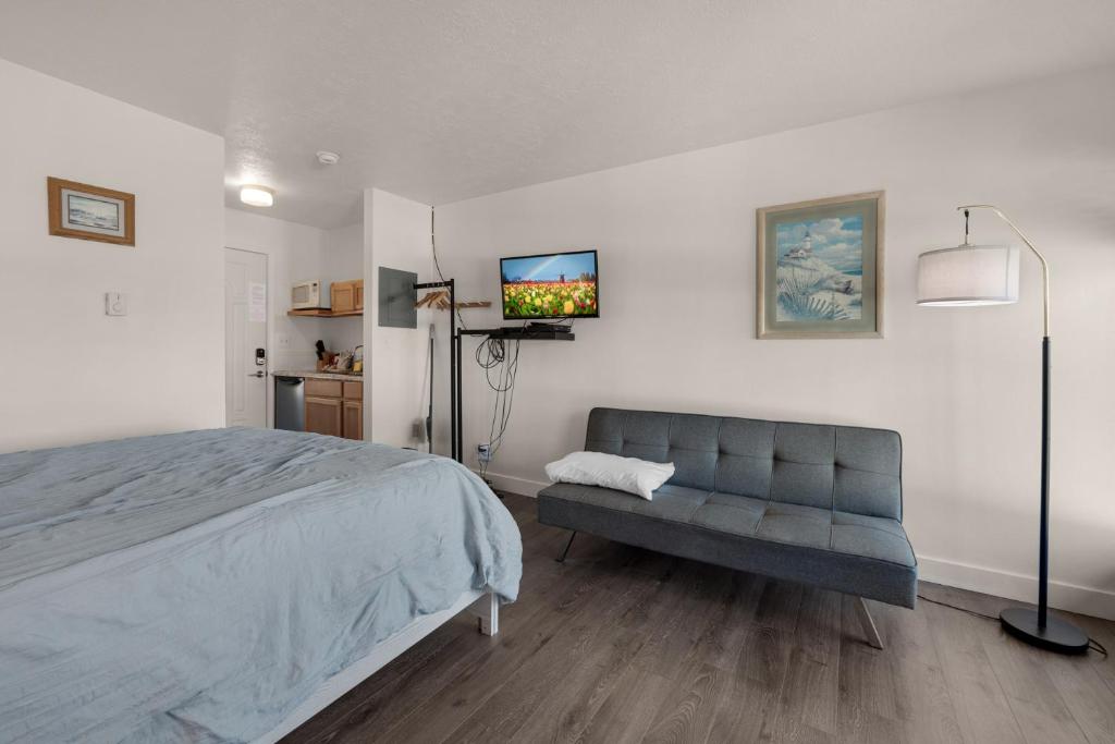 The Tides by the Sea - Studio Lit Queen-Size