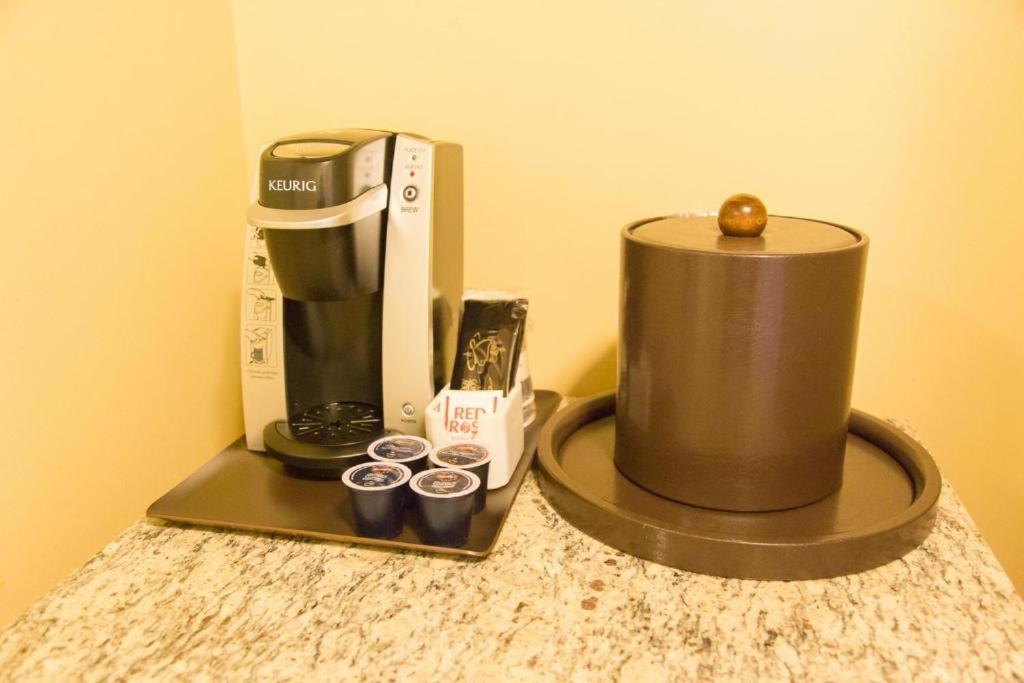 Příslušenství pro přípravu čaje a kávy v ubytování Abercorn Hotel, Trademark Collection by Wyndham