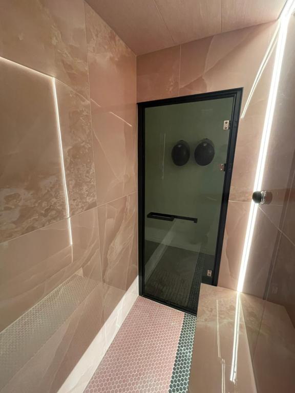 Un baño de 2bedroom apartment/steam room