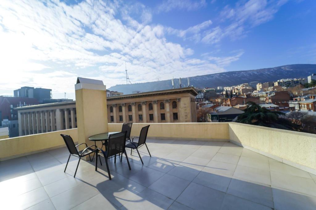 فضای داخلی Luxury apartment with balcony on avenue Melikishvili, city center در تفلیس - تصویر ۳