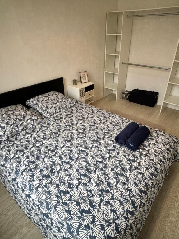 Logement calme + stationnement في تروي: غرفة نوم عليها سرير ووسادتين