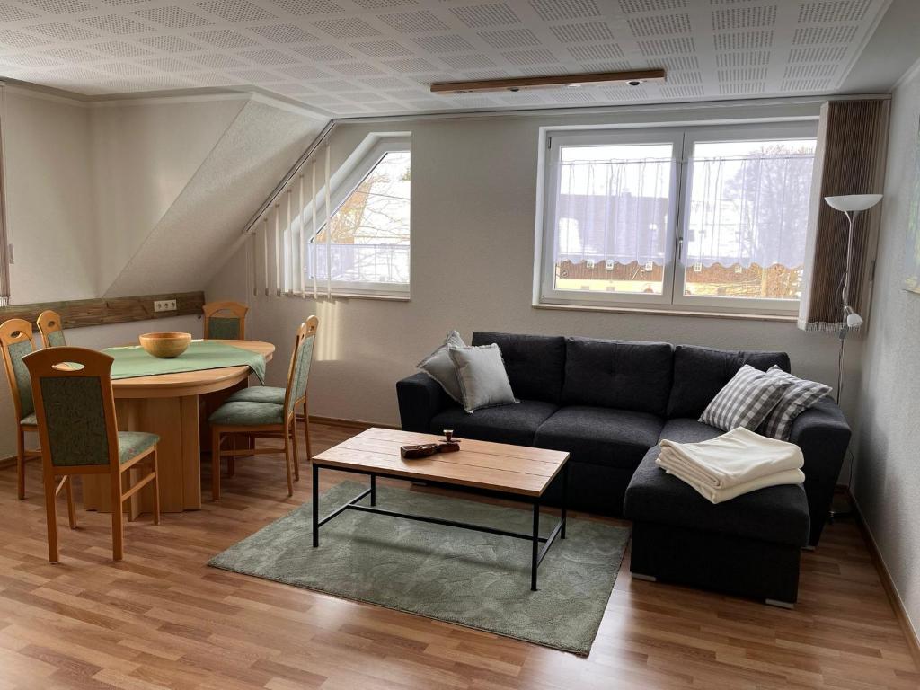 sala de estar con sofá y mesa en Ferienwohnung Schreiter, en Arnsfeld