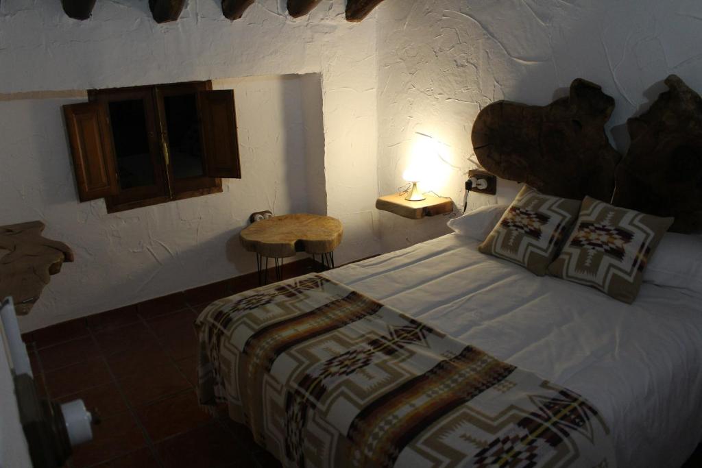 MuresにあるCortijo Wenceslao IIのベッドルーム1室(ベッド1台、テーブルの上にランプ付)
