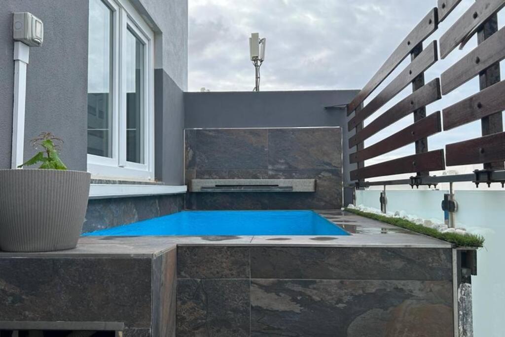 Charming 3-Bed Retreat with Small Pool في سانت جوليانز: مسبح في الحديقة الخلفية للمنزل