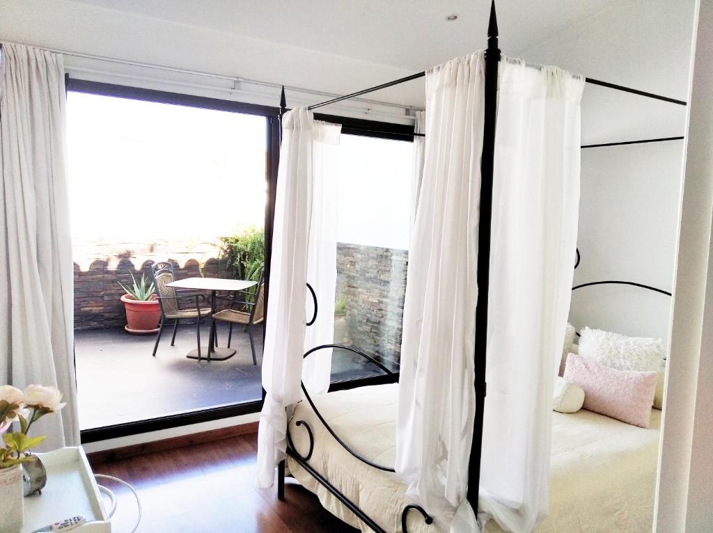1 dormitorio con 1 cama y balcón en Casa de abuela Maria en Prado del Rey