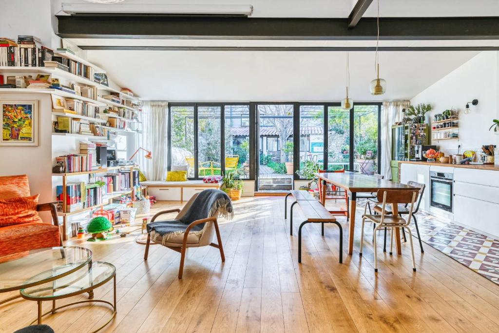 un salon avec une table et des chaises dans l'établissement Maison Maturo - Welkeys, à Marseille