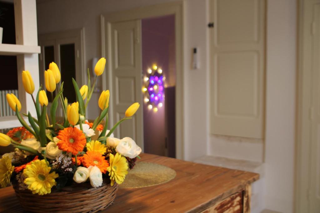 een mand met bloemen bovenop een tafel bij La Dimora dei Mille in Ostuni