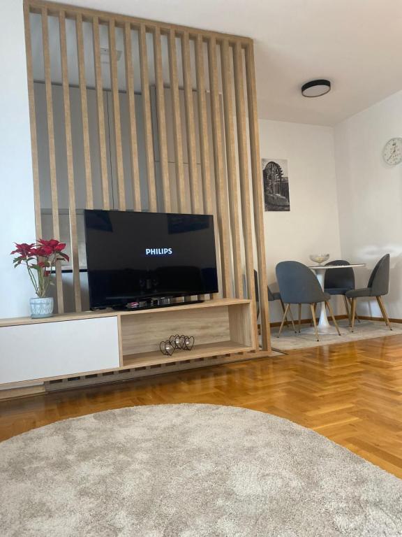 a living room with a flat screen tv on a entertainment center at Apartman Kole Centar in Trebinje