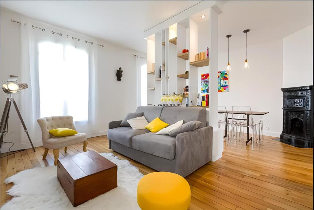un salon avec un canapé et une table dans l'établissement Appartement 2 pièces avec vue Tour Eiffel, à Paris