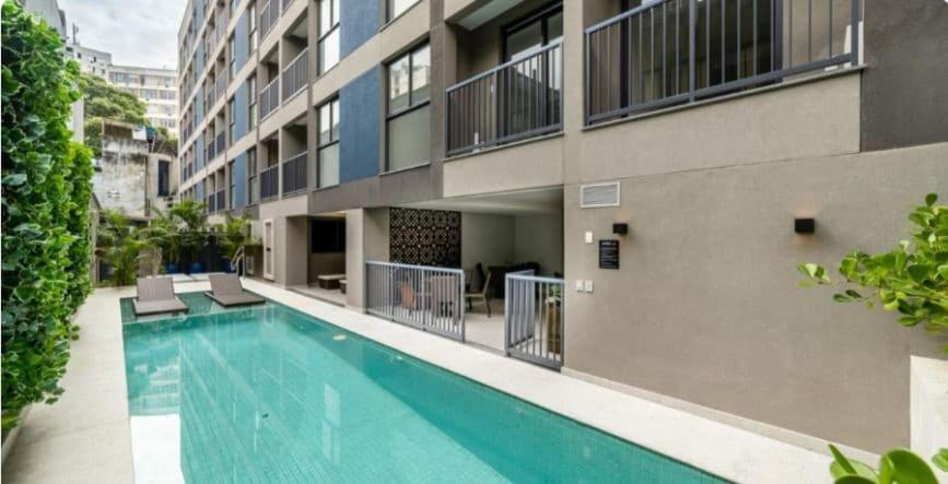 una piscina frente a un edificio en SUH Lapa 05 Pool Flat, en Río de Janeiro