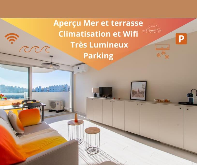 une publicité pour un appartement avec un canapé et une télévision dans l'établissement Cap sur le sud * Vue Mer * Clim * Parking * wifi * Couchant *, à La Grande Motte