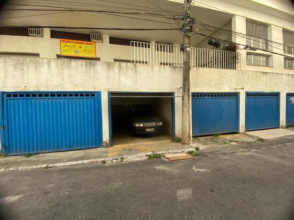 ein Auto steht in einer Garage geparkt in der Unterkunft Apartamento a 4 min a pé da Praia das Castanheiras in Guarapari