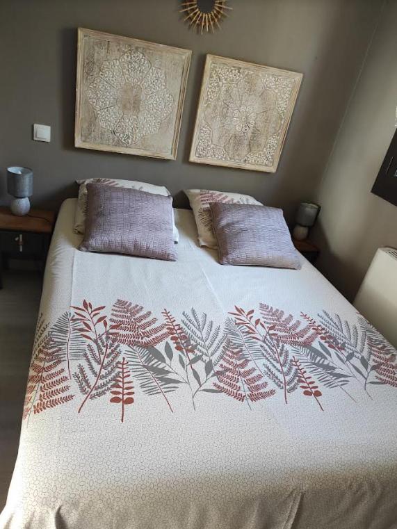 Una cama o camas en una habitaci&oacute;n de LE COSY Appartement &agrave; CASSIS avec vue exceptionnelle sur mer