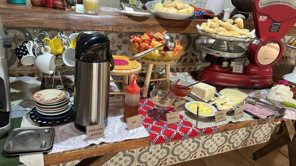 - une table avec un buffet de plats dans l'établissement HOTEL POUSADA MACHADO, à Frutal