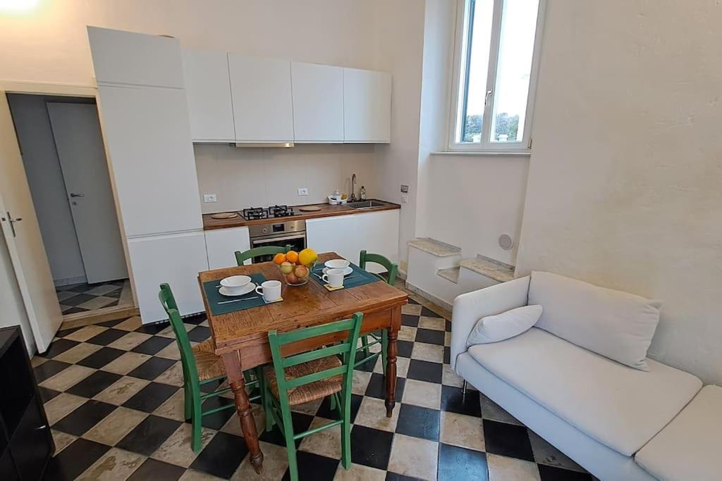 ein Wohnzimmer mit einem Tisch und einem Sofa in der Unterkunft Davantialmare in Livorno