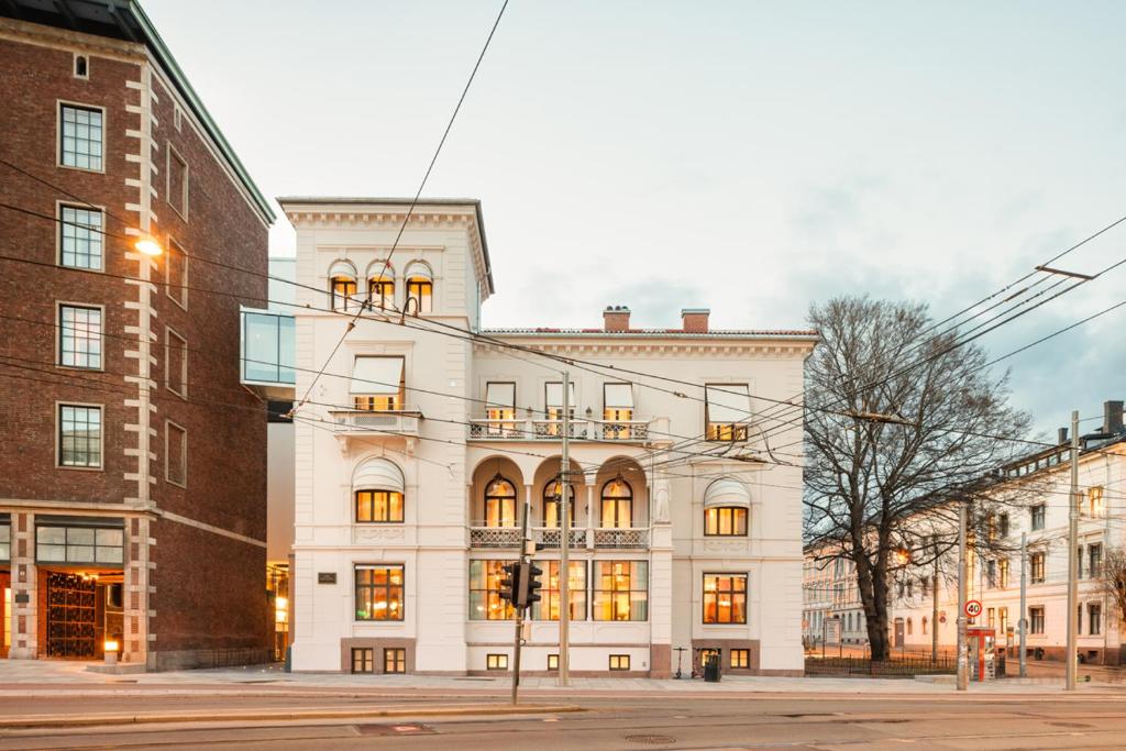 un gran edificio blanco en la esquina de una calle en Villa Inkognito by Sommerro en Oslo