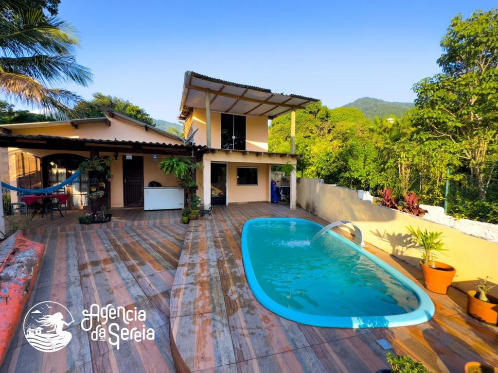 - Vistas al exterior de una casa con piscina en Incrível suíte com vista para a Praia do Viana, en Ilhabela