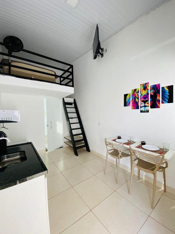 a kitchen and dining room with a table and chairs at DuPai Sorocaba 11 in Sorocaba