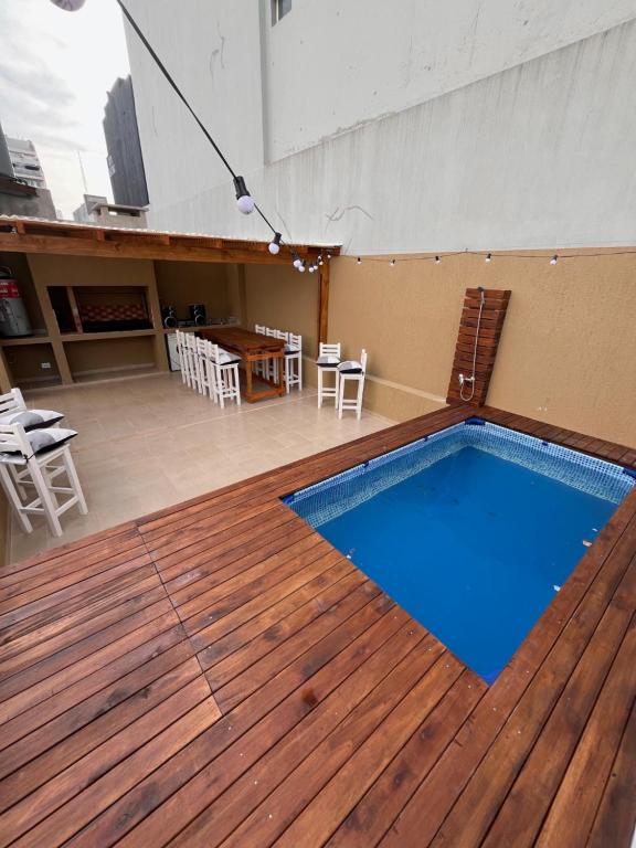 Casa con Increíble Terraza, Parrilla y Pileta 21 jóvenes en Palermo游泳池或附近泳池