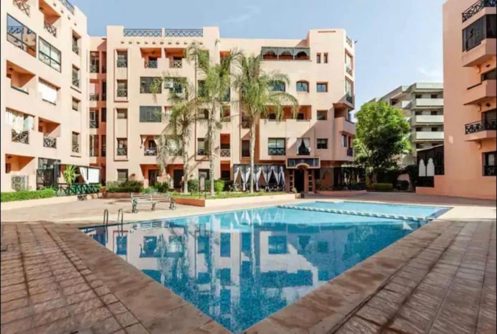 uma piscina em frente a um edifício em Appartement 5 piscines fitness em Marrakech