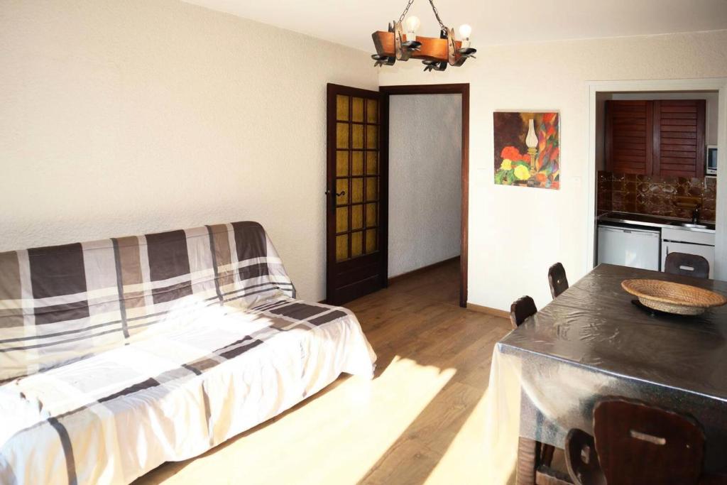 une chambre avec un lit et une table et une cuisine dans l'établissement Résidence Les Cembros - Grand studio 4 personnes MAE-2014, à Le Mélézet