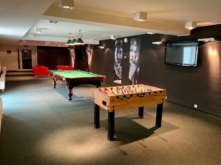 Herní místnost v ubytování Komfortowy apartament z siłownią i sauną Revisit Apartment 11