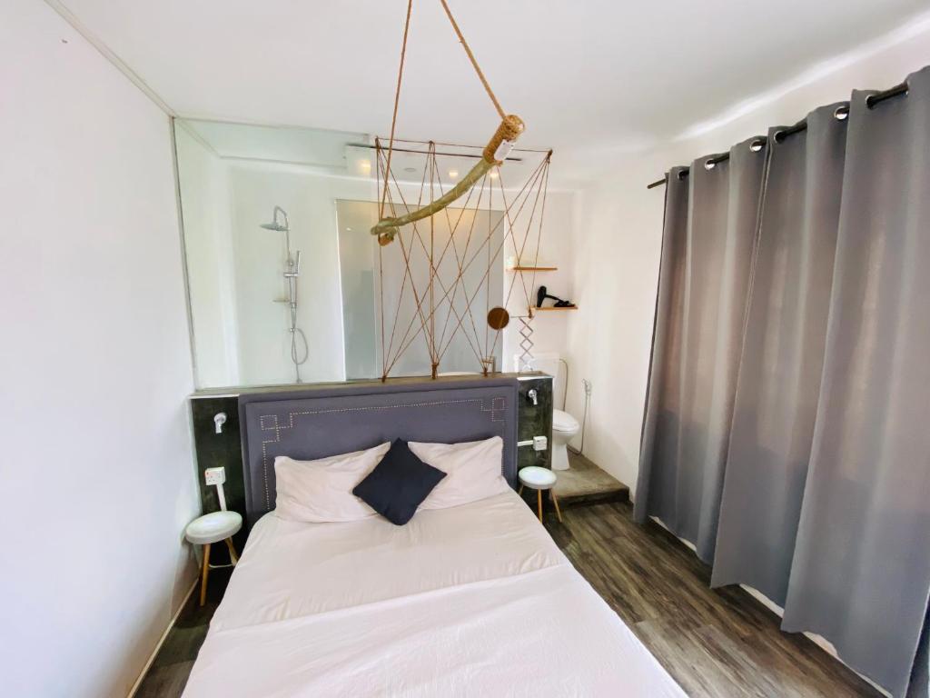 1 dormitorio con 1 cama con cabecero negro en Fairyland private room en Port Louis