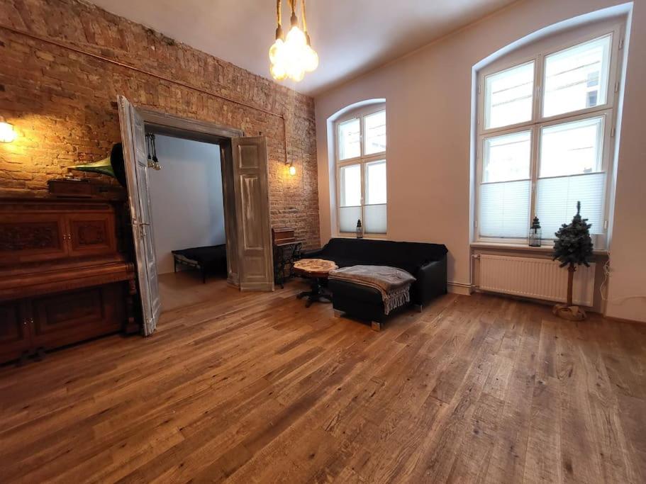 salon z kanapą i pianinem w obiekcie Stylowy Apartament Retro w Poznaniu