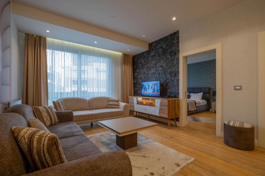 - un salon avec un canapé et une télévision dans l'établissement Ar-mo-ni, à Istanbul