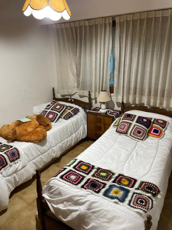 dos camas sentadas una al lado de la otra en un dormitorio en Semipiso Frente al Mar en San Bernardo