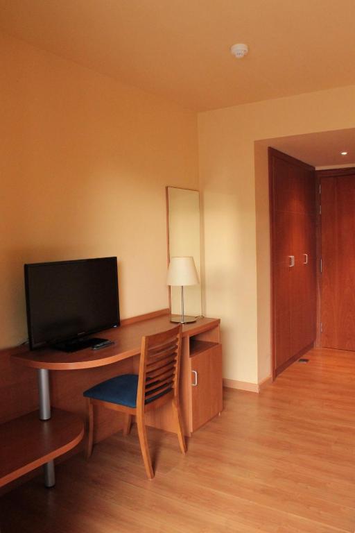 Televízia a/alebo spoločenská miestnosť v ubytovaní Hotel Saurat
