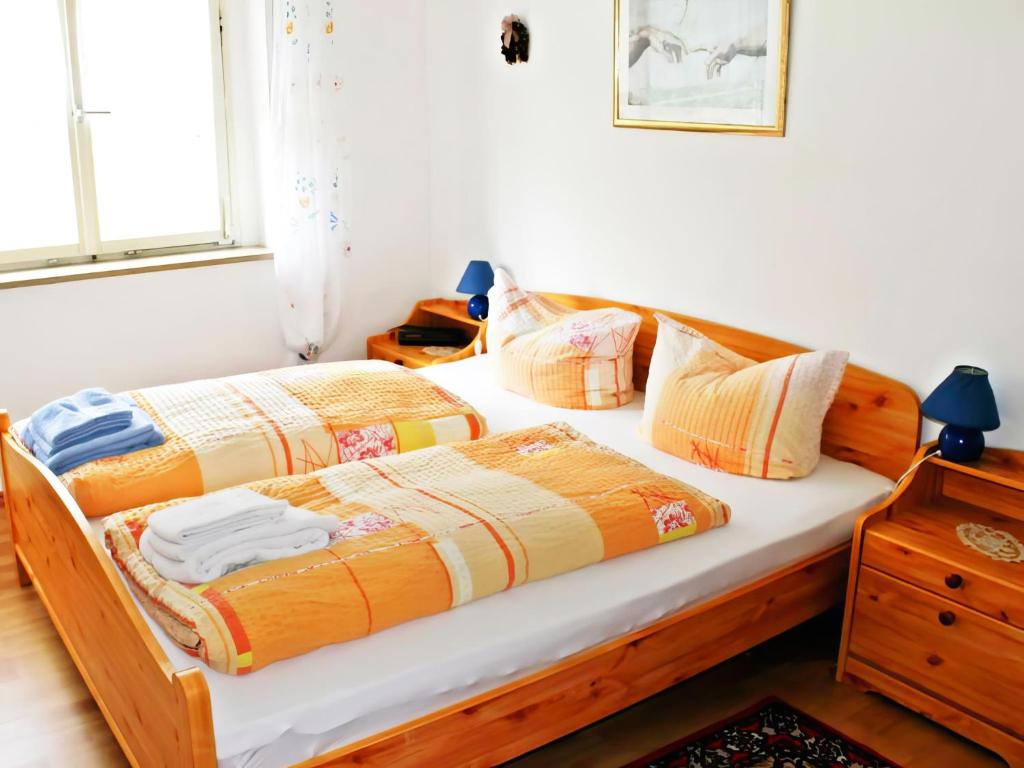 a bedroom with two twin beds and a window at Ferienwohnung Schwarzwaldsegen mit Balkon in Todtmoos