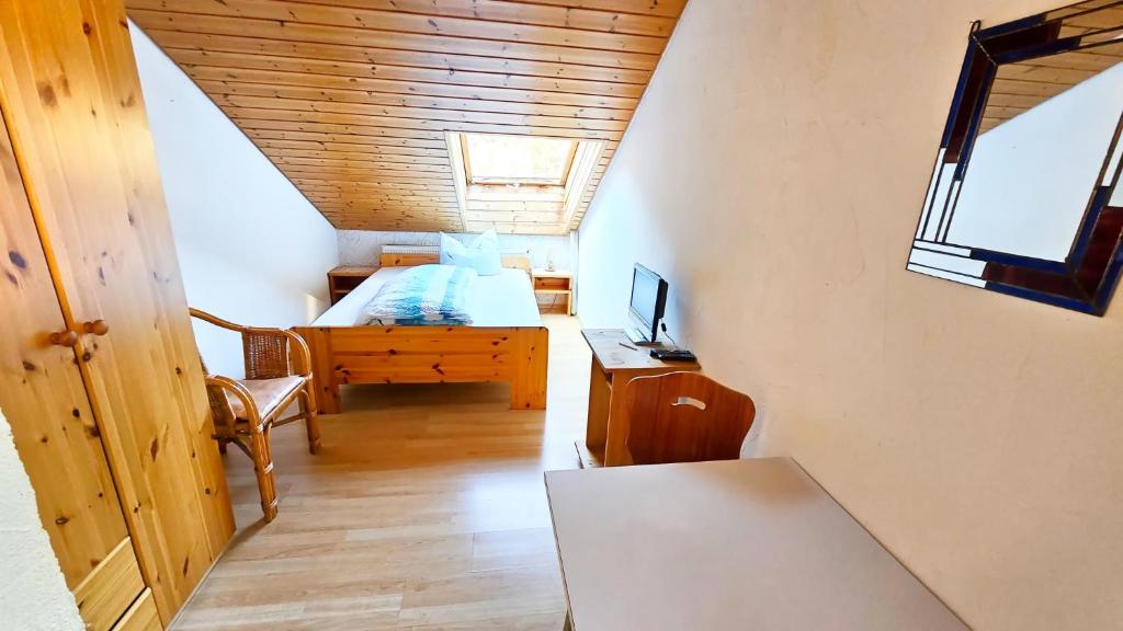 1 dormitorio con 1 cama y escritorio con ordenador en Doppelzimmer Schwarzwaldharmonie mit gem. Küche en Todtmoos