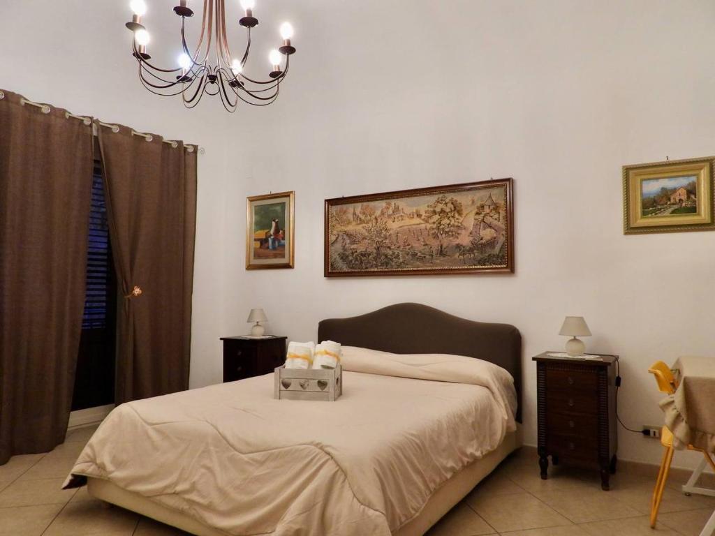 ein Schlafzimmer mit einem Bett und einem Kasten darauf in der Unterkunft B&B Maria Piddu in Palermo