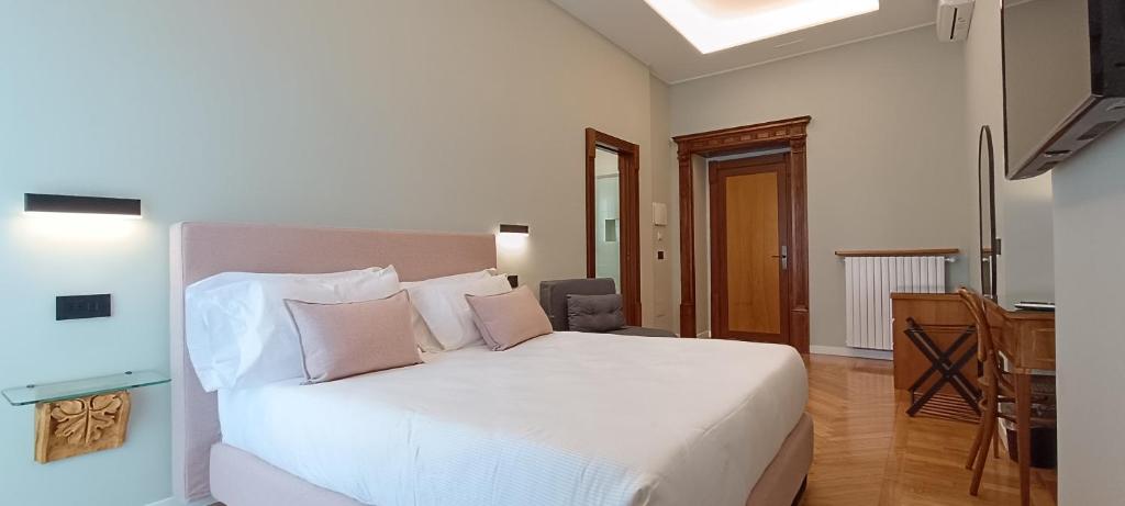 - une chambre avec un grand lit blanc et des oreillers dans l'établissement Deluxe Spaccanapoli, à Naples