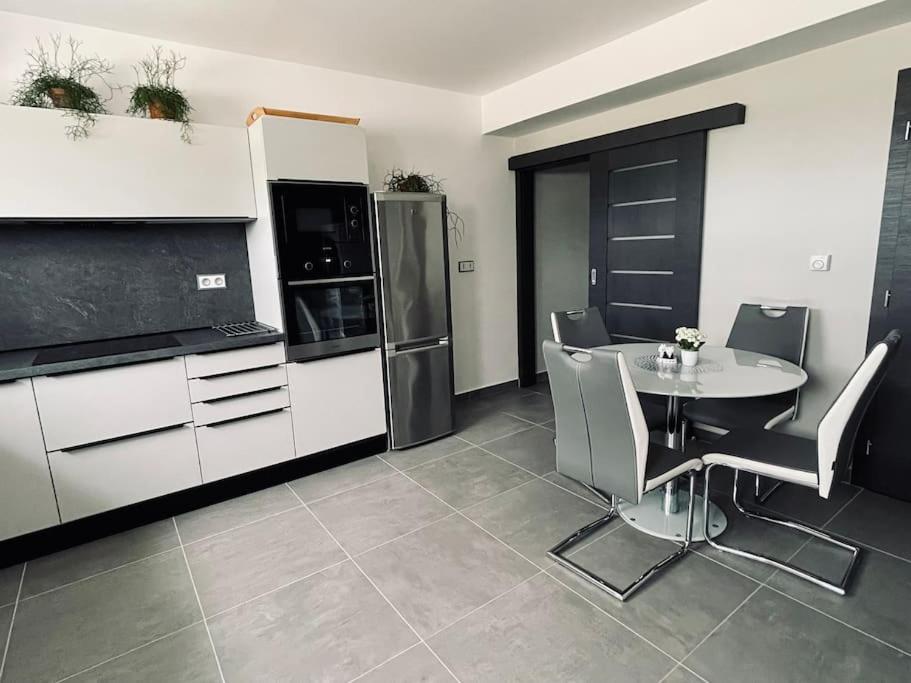 Kuchyň nebo kuchyňský kout v ubytování Apartmán U Trati