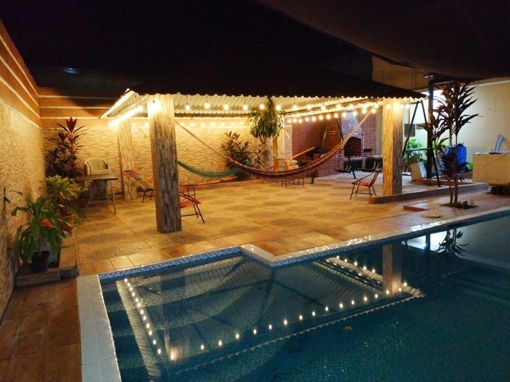 - une piscine avec hamac dans une maison dans l'établissement Mis Dos Estrellas, à Champerico