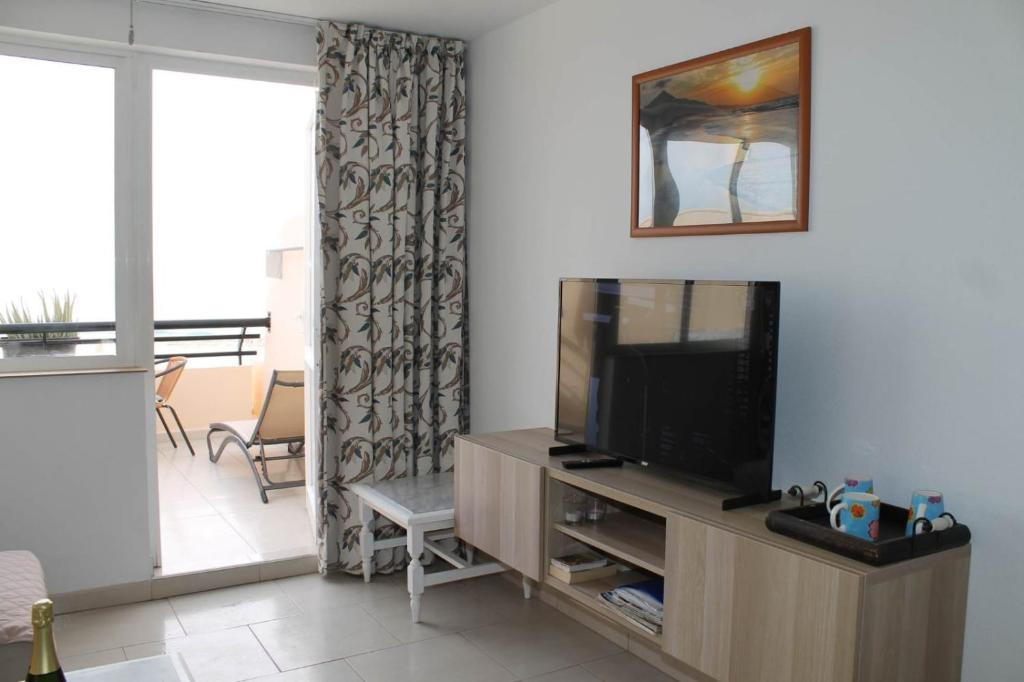 TV a/nebo společenská místnost v ubytování PLAYA MIRAR in Palm Garden