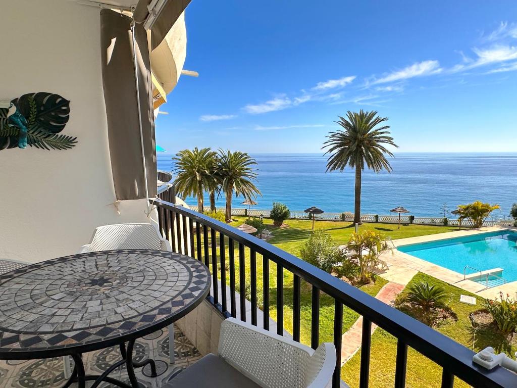 balkon ze stołem i widokiem na ocean w obiekcie Acapulco Playa 302 Apartments Casasol w mieście Nerja