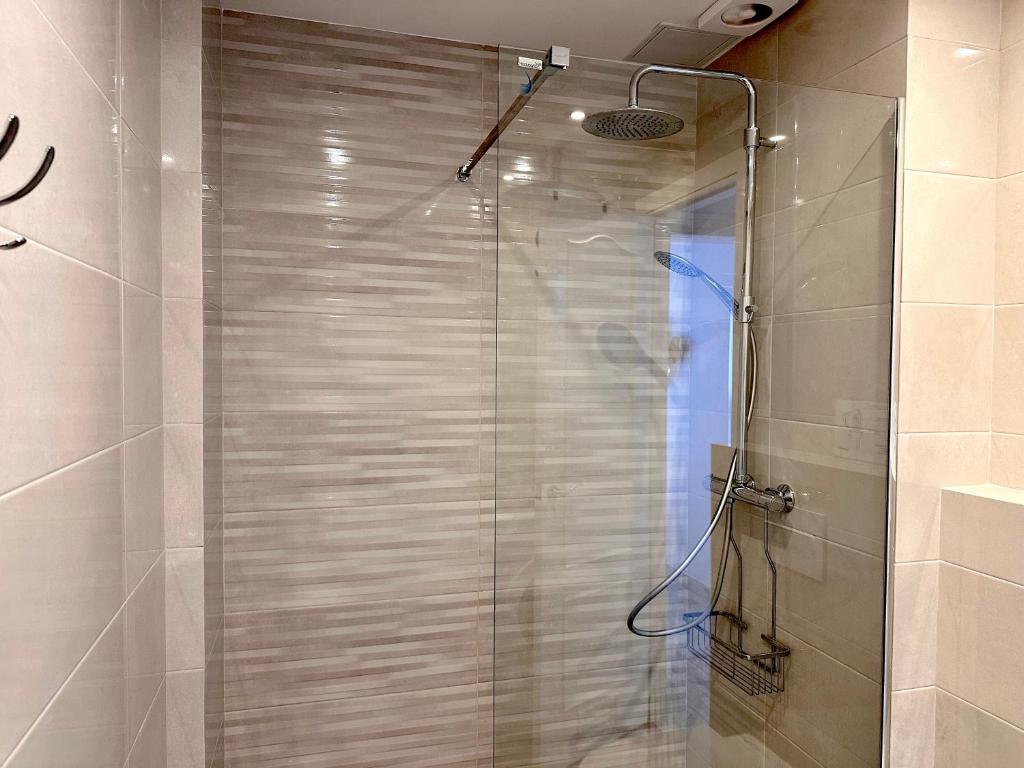 W łazience znajduje się prysznic ze szklanymi drzwiami. w obiekcie Acapulco Playa 302 Apartments Casasol w mieście Nerja