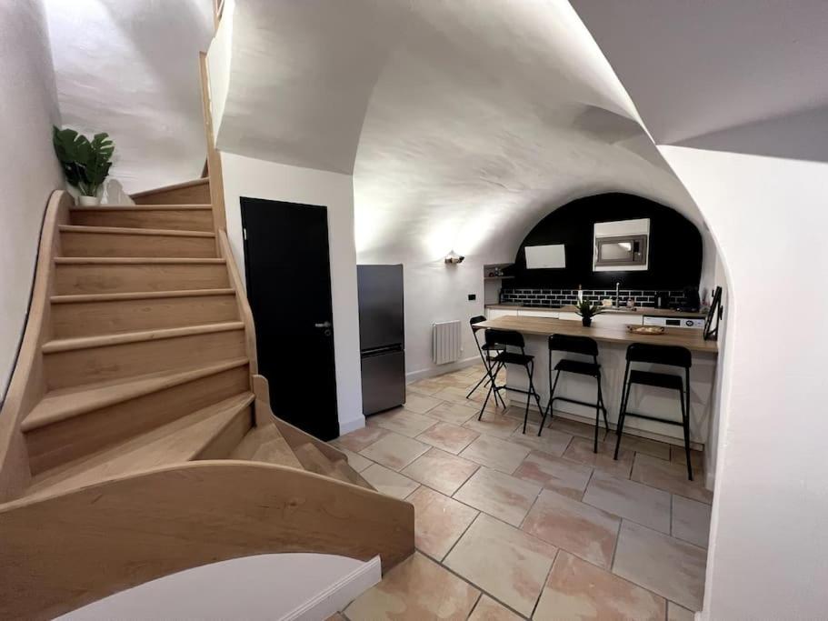 Cette chambre dispose d'un escalier et d'une table avec des chaises. dans l'établissement Maison de ville, à Châteauneuf-du-Rhône